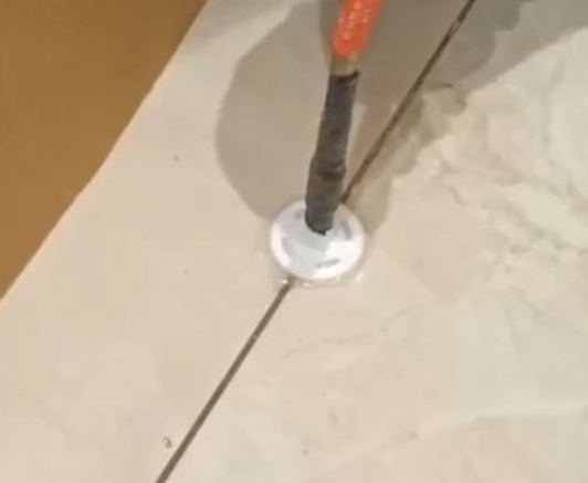 应县瓷砖空鼓维修公司专业解答瓷砖在铺贴过程中，如果没有涂抹均匀到位的粘结材料（如水泥砂浆或瓷砖胶），可能会导致以下问题